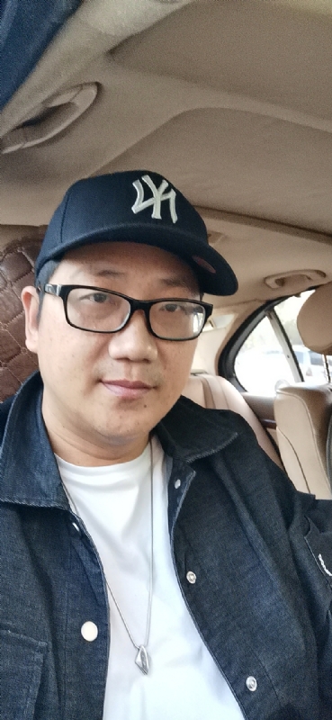 拥抱幸福的第一张照片--福州相亲服务中心