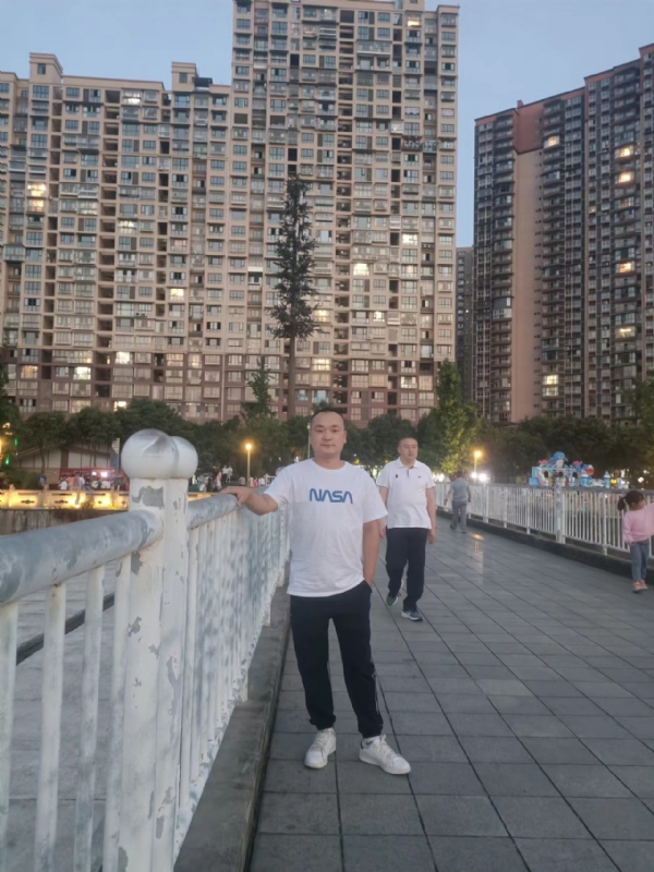 寂寞的男人的第一张照片--福州相亲服务中心